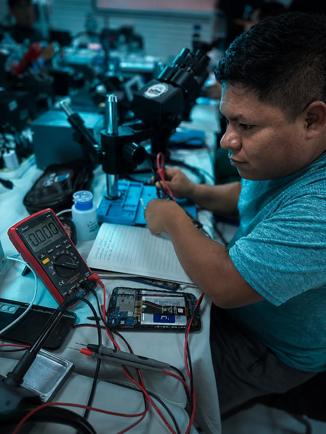 Técnico realizando diagnóstico y reparación de un dispositivo móvil